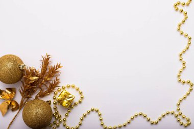 Noel arkaplanı. Noel hediyesi kutusu, xmas topları ve beyaz arka planda süslemeler.