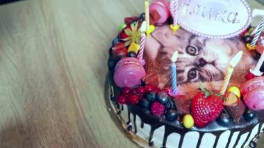 İçinde kedi resmi olan doğum günü pastası