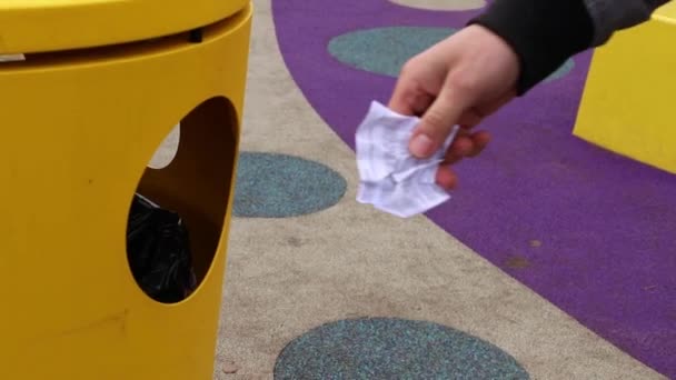 Hands throw paper trash bin — Stock Video