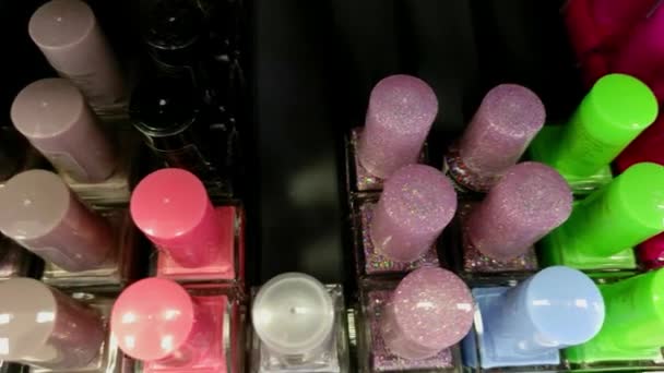 Paleta de esmalte de uñas en la tienda — Vídeos de Stock