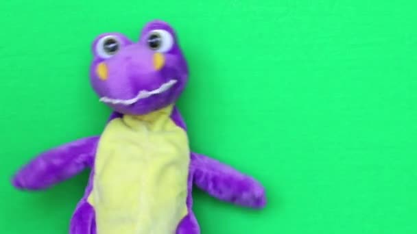恐竜のぬいぐるみのおもちゃが動いてクロマキーと言う — ストック動画