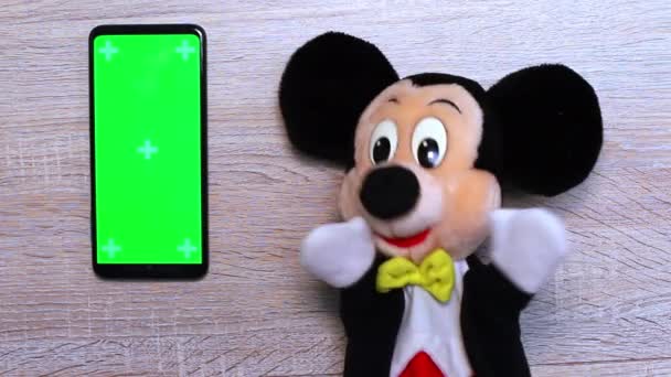 Telefon chroma klíč a Mickey myš plyš hračka mluvení a pohyb — Stock video