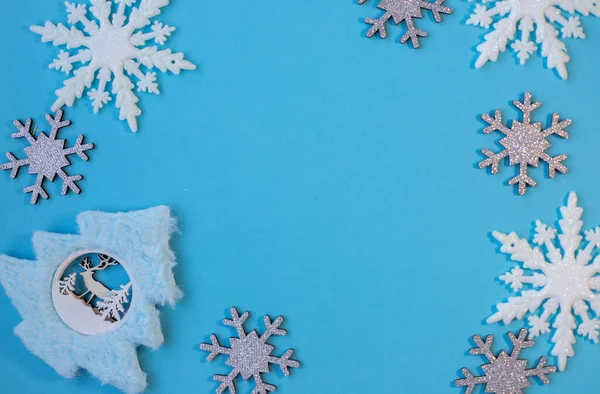 Christmass flatlay white snowflakes in shape frame and christmas tree — Stock Photo, Image