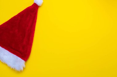 Sarı arka planda Noel Baba şapkası