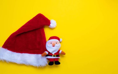 Sarı arka planda Noel Baba şapkası