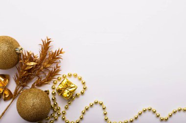 Noel arkaplanı. Noel hediyesi kutusu, xmas topları ve beyaz arka planda süslemeler.