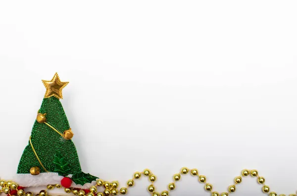 Рождественская ёлка и гирлянда — стоковое фото