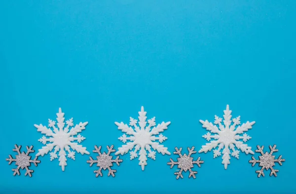 Christmass flatlay vita snöflingor i form ram — Stockfoto