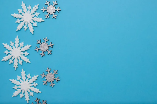 Christmass flatlay białe płatki śniegu w kształcie ramki — Zdjęcie stockowe