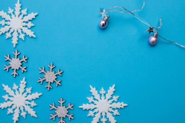 Çerçevede ve noel ağacında gümüş kar taneleri 