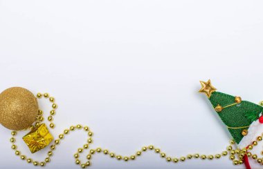Hediye kutusu ve çelengi olan Noel ağacı oyuncağı