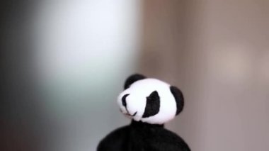 Komik peluş panda oyuncağı hareket ediyor ve gülüyor