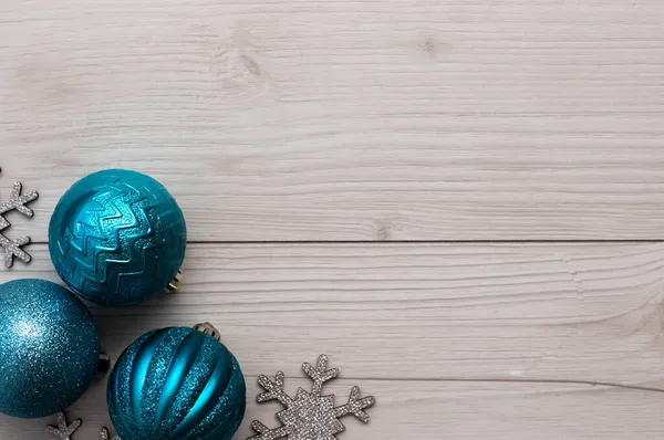 Серебристые снежинки в форме рамы и рождественские ёлочные игрушки — стоковое фото