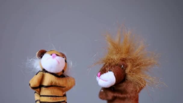 Смешная маленькая плюшевая львиная игрушка и плюшевая тигровая игрушка разговаривают друг с другом и смеются — стоковое видео