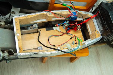 Sökülmüş elektrikli scooter pili çıkarmış.