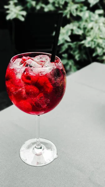Tropical cooling cocktail with raspberries and with ice — Stock Photo, Image