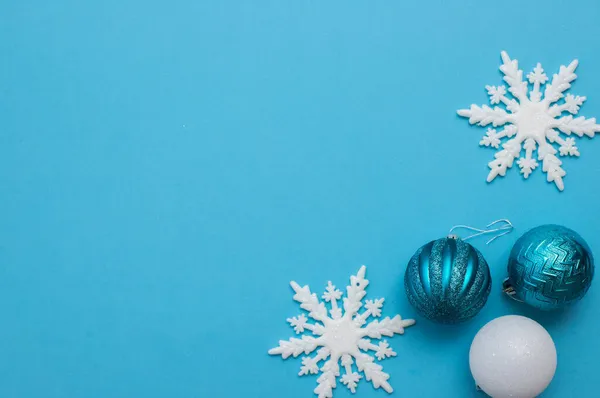 Yılbaşı beyazı bembeyaz kar taneleri şekil ve Noel ağacı oyuncakları — Stok fotoğraf