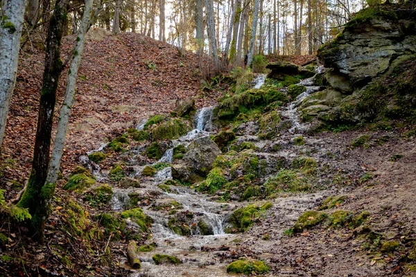 Ein schöner Wasserfall mit vielen Quellen — Stockfoto