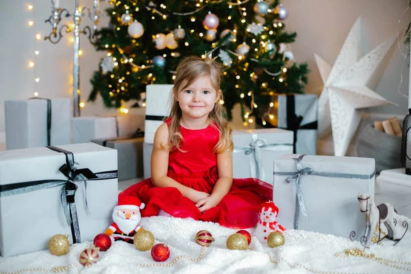 Noël, Noël, concept d'hiver - fille en robe rouge célèbre le Nouvel An près de l'arbre de Noël dans une chambre — Photo