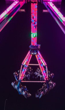 Işıklar gece eğlence parkı