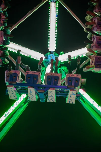 Zábavní park v noci světla — Stock fotografie