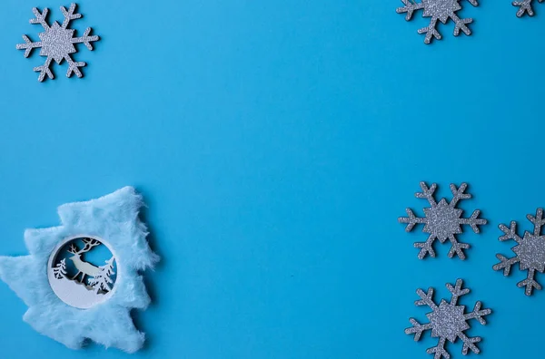 Christmass flatlay silvery snowflakes in shape frame and christmas tree — Stock Photo, Image