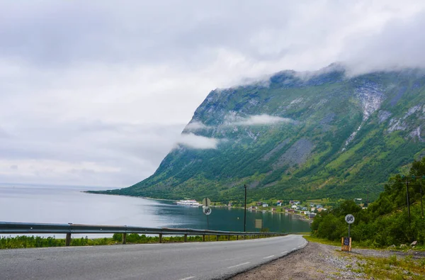 Cesta přes Skalistou horu v Norsku s mraky — Stock fotografie