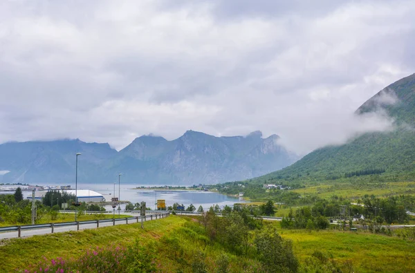 Cesta přes Skalistou horu v Norsku s mraky — Stock fotografie