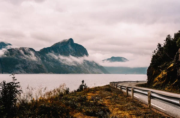 Pohled ze silnice do hor v Norsku — Stock fotografie