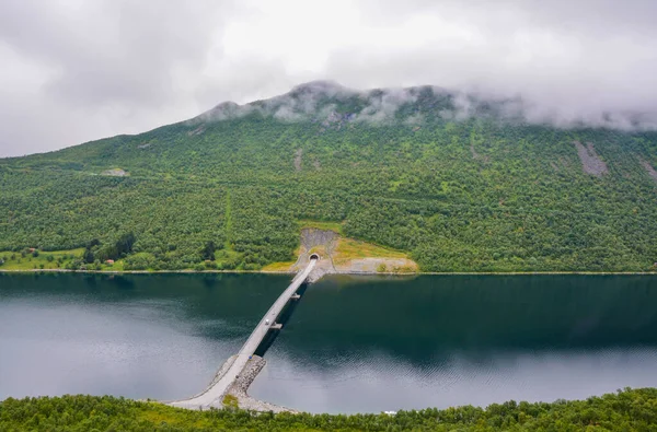 Pohled z hory na most přes řeku v Norsku — Stock fotografie