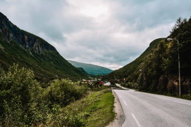 Norveç 'teki Rocky Dağı' nın karşısındaki yol bulutlu.