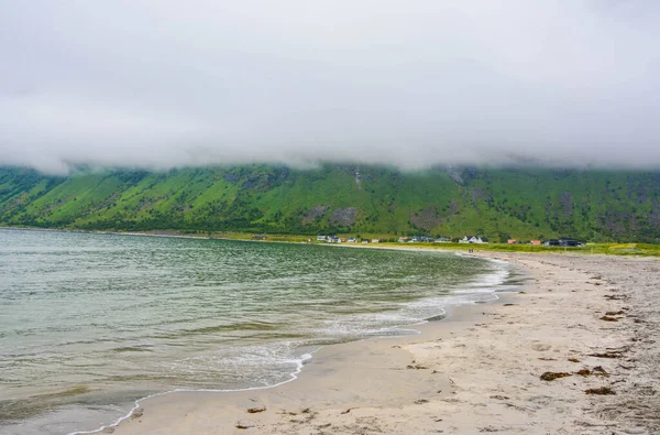 Pláž s bílým pískem u skal v Norsku — Stock fotografie