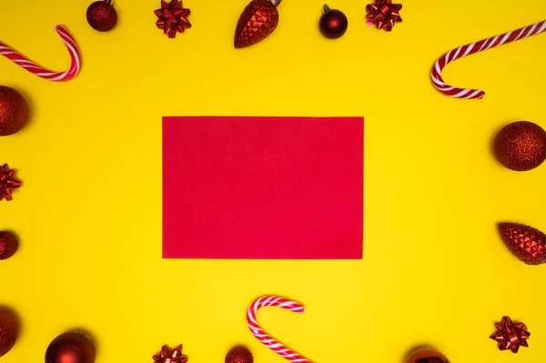 Christmass flatlay quadrado vermelho com lugar para texto e brinquedos de árvore de Natal — Fotografia de Stock