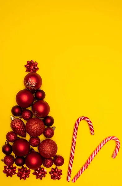 Christmass flatlay Árvore de Natal forrada com decorações de árvores de Natal e pirulitos — Fotografia de Stock