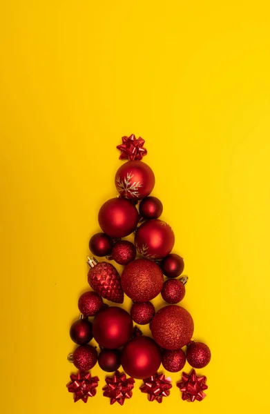 Christmass flatlay Árvore de Natal forrada com decorações de árvore de Natal — Fotografia de Stock