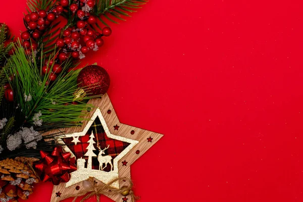 Christmass flatlay ramo de abeto de Natal e decoração estrela de Natal — Fotografia de Stock