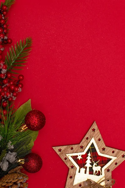 Christmass flatlay Natal decoração estrela de madeira e ramo de abeto de Natal — Fotografia de Stock