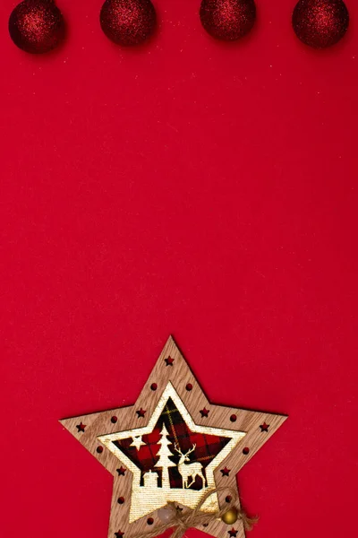 Christmass flatlay Natal decoração estrela de madeira e brinquedos de árvore de Natal — Fotografia de Stock