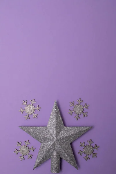 Christmass flatlay Різдвяний срібний декор зірки та дерев'яні сніжинки — стокове фото