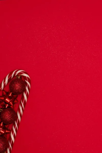 Christmass flatlay coração forrado com pirulitos de Natal e decorado com brinquedos de árvore de Natal — Fotografia de Stock