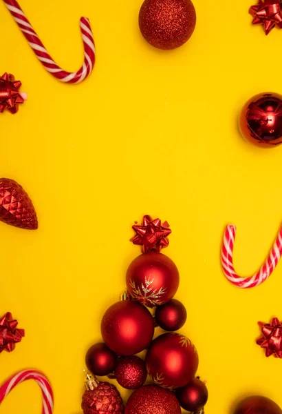 Arbre de Noël flatlay de masse de Noël bordée de décorations d'arbre de Noël et de jouets d'arbre de Noël — Photo