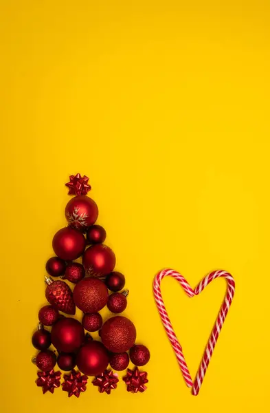 Christmass flatlay Árvore de Natal forrada com decorações de árvore de Natal e coração forrado com pirulitos — Fotografia de Stock