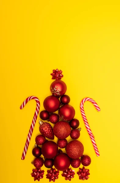 Arbre de Noël flatlay de masse de Noël bordée de décorations d'arbre de Noël — Photo