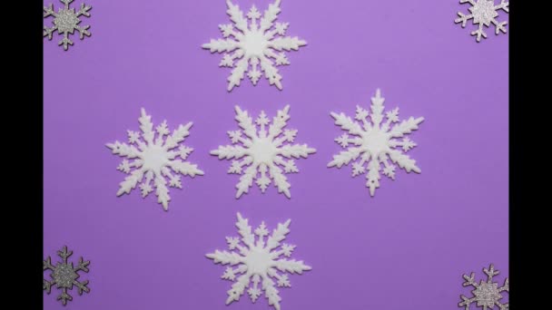 Décoration de Noël avec des flocons de neige argentés et blancs apparaissent sur le côté gauche et droit. Stop motion — Video