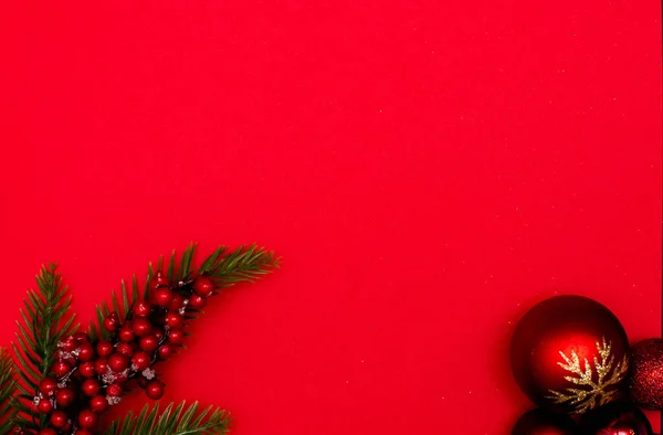 クリスマスフラットレイクリスマスツリーのおもちゃとトウヒの枝 — ストック写真