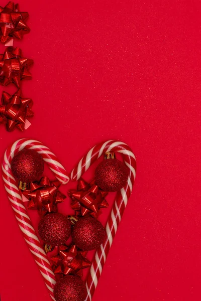 Christmass flatlay coração forrado com pirulitos de Natal e decorado com brinquedos de árvore de Natal — Fotografia de Stock