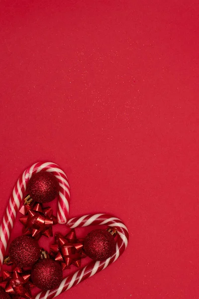 Coeur flatlay Christmass doublé de sucettes de Noël et décoré avec des jouets d'arbre de Noël — Photo
