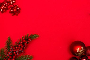 Noel ağacı, ağaç oyuncakları ve ladin dalı.