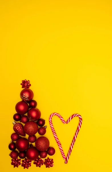 Christmass flatlay Árvore de Natal forrada com decorações de árvore de Natal e coração forrado com pirulitos — Fotografia de Stock
