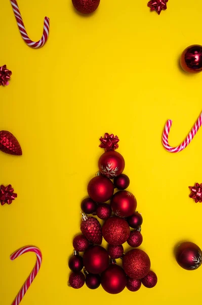 Christmass flatlay árvore de Natal forrada com decorações de árvore de Natal e brinquedos de árvore de Natal — Fotografia de Stock